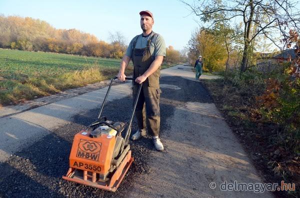 A nap hőse: István, az önkéntes aszfaltozó