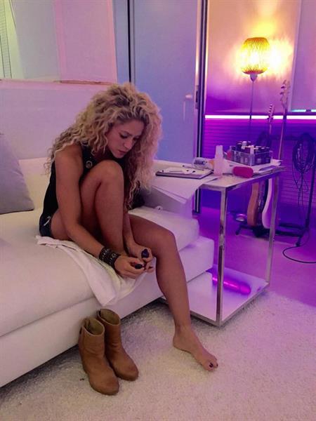 Reggeli hűha: Shakira felnőtt játékszere, kukirúzs és vágykeltő parfüm (Felidéző)