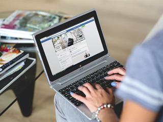 5 Facebook-poszt, amitől a fejem a falba verem