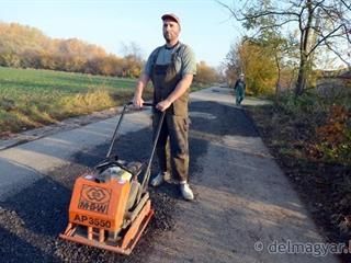 A nap hőse: István, az önkéntes aszfaltozó