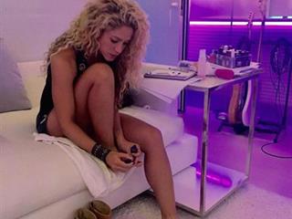 Reggeli hűha: Shakira felnőtt játékszere, kukirúzs és vágykeltő parfüm (Felidéző)