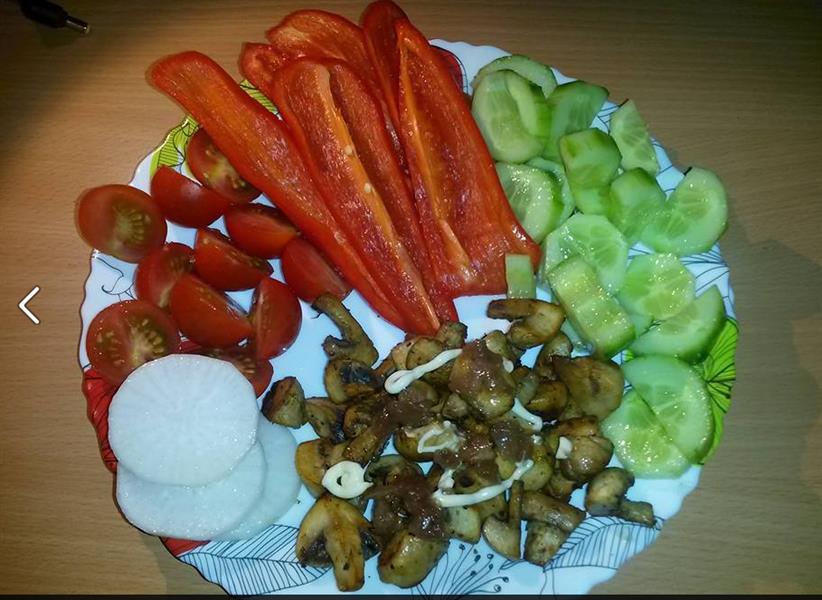 Könnyű vacsoratipp: pirított gomba friss zöldségekkel